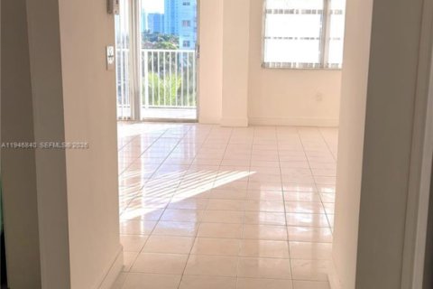 Condo in Aventura, Florida, 2 bedrooms  № 2003610 - photo 10