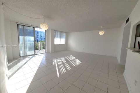 Condo in Aventura, Florida, 2 bedrooms  № 2003610 - photo 9