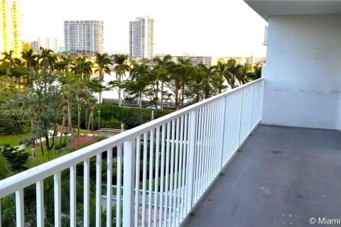 Condo in Aventura, Florida, 2 bedrooms  № 2003610 - photo 24
