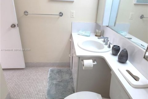 Condo in Aventura, Florida, 2 bedrooms  № 2003610 - photo 16