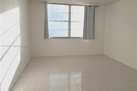 Condo in Aventura, Florida, 2 bedrooms  № 2003610 - photo 13