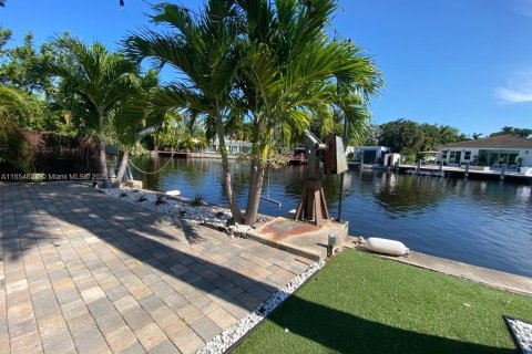 House in Oakland Park, Florida 2 bedrooms, 142.7 sq.m. № 2023155