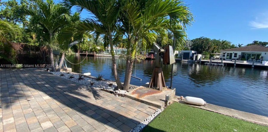 House in Oakland Park, Florida 2 bedrooms, 142.7 sq.m. № 2023155