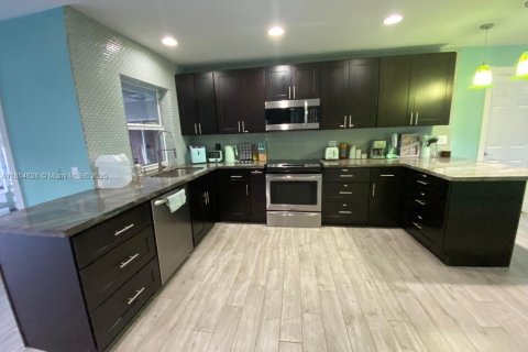 House in Oakland Park, Florida 2 bedrooms, 142.7 sq.m. № 2023155 - photo 9