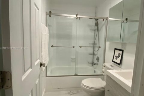 House in Oakland Park, Florida 2 bedrooms, 142.7 sq.m. № 2023155 - photo 14