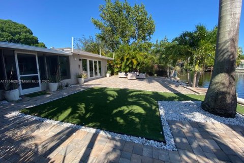 House in Oakland Park, Florida 2 bedrooms, 142.7 sq.m. № 2023155 - photo 5