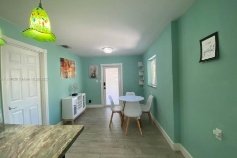 House in Oakland Park, Florida 2 bedrooms, 142.7 sq.m. № 2023155 - photo 10