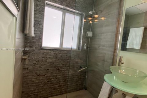 House in Oakland Park, Florida 2 bedrooms, 142.7 sq.m. № 2023155 - photo 17