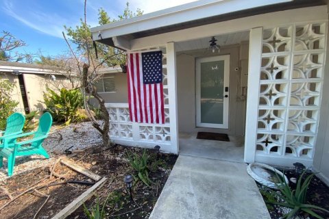 House in Oakland Park, Florida 2 bedrooms, 142.7 sq.m. № 2023155 - photo 2