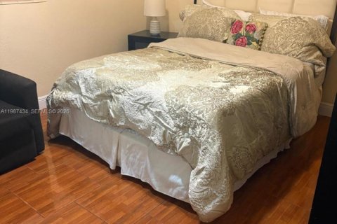 Дом в Майами, Флорида 3 спальни, 92.9м2 № 2049775