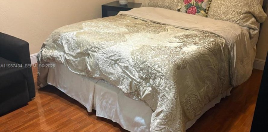 Дом в Майами, Флорида 3 спальни, 92.9м2 № 2049775