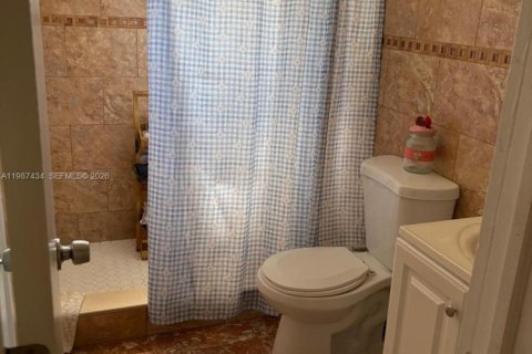 Снять в аренду виллу или дом в Майами, Флорида 3 спальни, 92.9м2, № 2049775 - фото 2