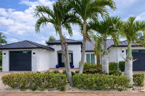 House in Cape Coral, Florida 4 bedrooms, 209.87 sq.m. № 2214295
