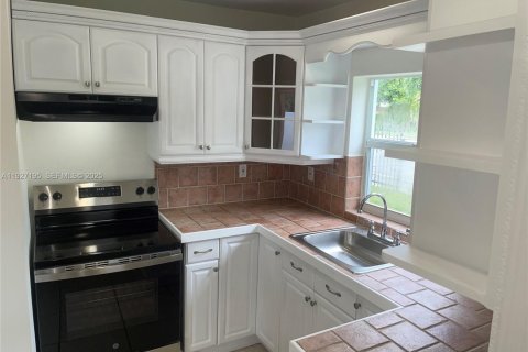 House in Miami, Florida 3 bedrooms, 91.04 sq.m. № 1986201 - photo 11