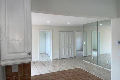 House in Miami, Florida 3 bedrooms, 91.04 sq.m. № 1986201 - photo 17