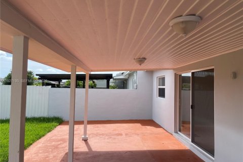 House in Miami, Florida 3 bedrooms, 91.04 sq.m. № 1986201 - photo 16