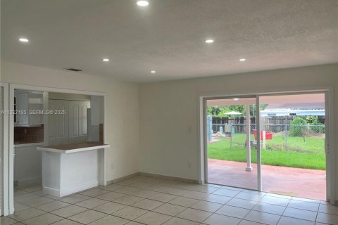 House in Miami, Florida 3 bedrooms, 91.04 sq.m. № 1986201 - photo 18