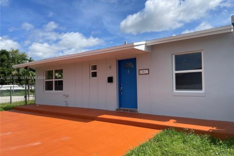 House in Miami, Florida 3 bedrooms, 91.04 sq.m. № 1986201 - photo 12