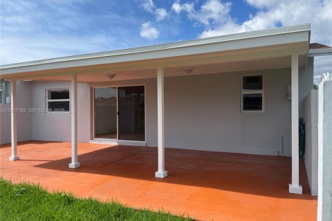 House in Miami, Florida 3 bedrooms, 91.04 sq.m. № 1986201 - photo 15