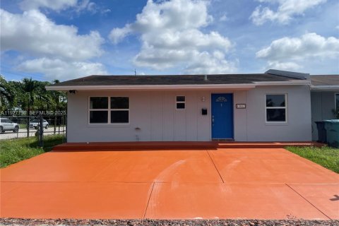 House in Miami, Florida 3 bedrooms, 91.04 sq.m. № 1986201 - photo 1