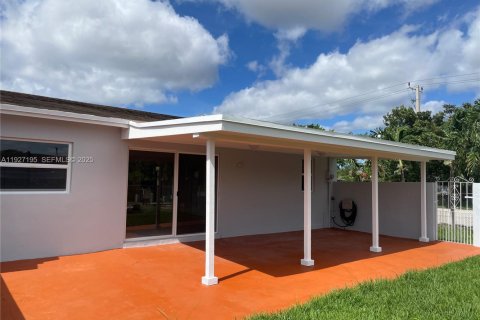 House in Miami, Florida 3 bedrooms, 91.04 sq.m. № 1986201 - photo 14