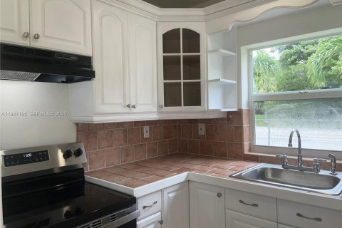 House in Miami, Florida 3 bedrooms, 91.04 sq.m. № 1986201 - photo 2