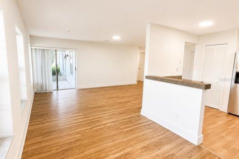 Condo in Apopka, Florida, 2 bedrooms  № 2151677 - photo 2