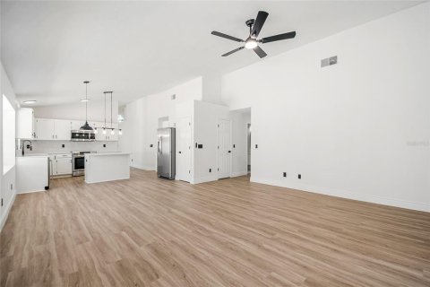 House in Apopka, Florida 4 bedrooms, 182 sq.m. № 2114389 - photo 25