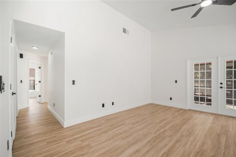 House in Apopka, Florida 4 bedrooms, 182 sq.m. № 2114389 - photo 23