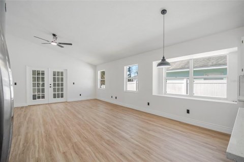 House in Apopka, Florida 4 bedrooms, 182 sq.m. № 2114389 - photo 15