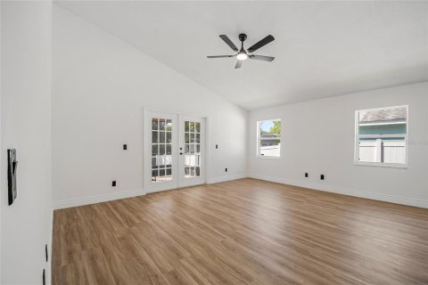 House in Apopka, Florida 4 bedrooms, 182 sq.m. № 2114389 - photo 24