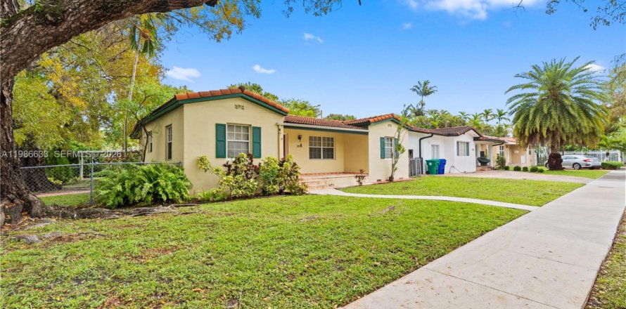 Дом в Майами, Флорида 4 спальни, 164.07м2 № 2048379