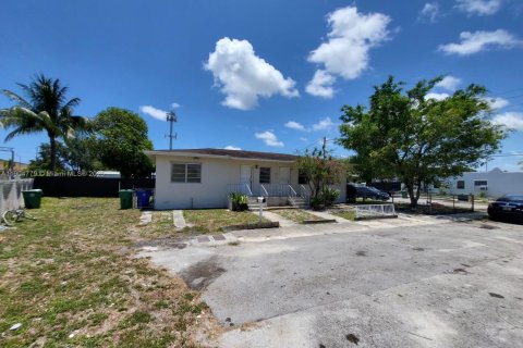 Propiedad comercial en venta en Miami, Florida № 1955170 - foto 1