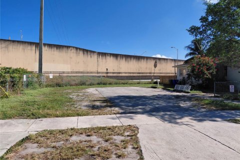 Propiedad comercial en venta en Miami, Florida № 1955170 - foto 22