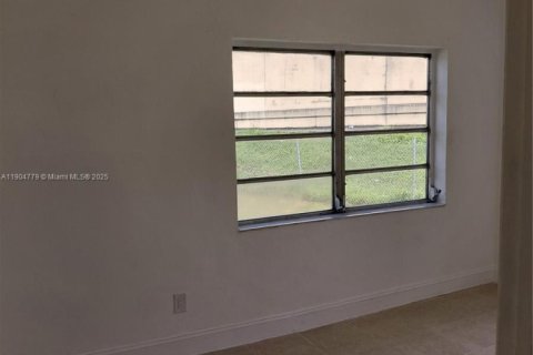 Propiedad comercial en venta en Miami, Florida № 1955170 - foto 16