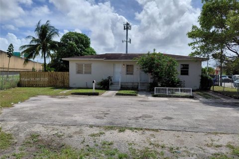 Propiedad comercial en venta en Miami, Florida № 1955170 - foto 12