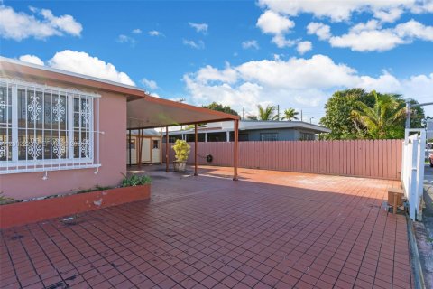House in Miami, Florida 2 bedrooms, 137.59 sq.m. № 2066180 - photo 21