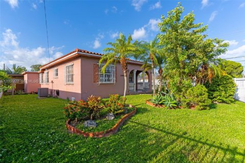 House in Miami, Florida 2 bedrooms, 137.59 sq.m. № 2066180 - photo 2
