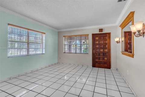 House in Miami, Florida 2 bedrooms, 137.59 sq.m. № 2066180 - photo 3