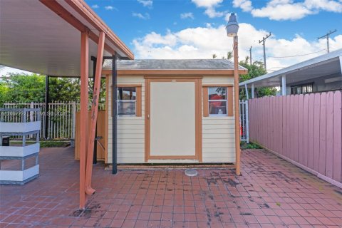 House in Miami, Florida 2 bedrooms, 137.59 sq.m. № 2066180 - photo 24