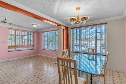 House in Miami, Florida 2 bedrooms, 137.59 sq.m. № 2066180 - photo 15