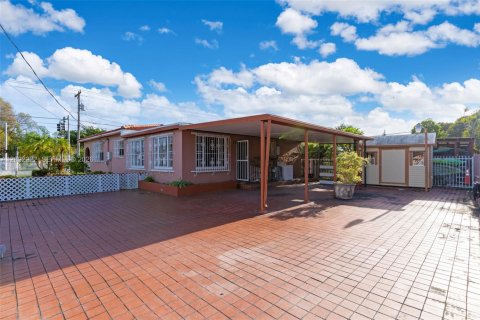 House in Miami, Florida 2 bedrooms, 137.59 sq.m. № 2066180 - photo 22