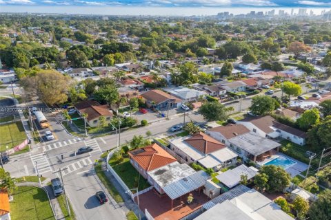 House in Miami, Florida 2 bedrooms, 137.59 sq.m. № 2066180 - photo 30