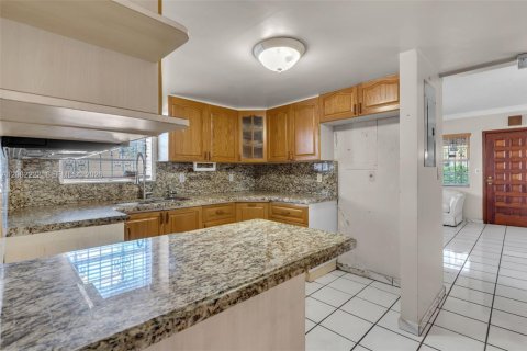 House in Miami, Florida 2 bedrooms, 137.59 sq.m. № 2066180 - photo 18