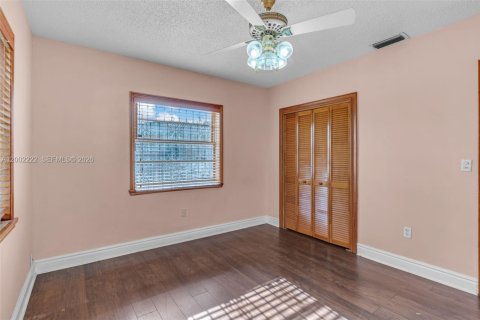 House in Miami, Florida 2 bedrooms, 137.59 sq.m. № 2066180 - photo 6