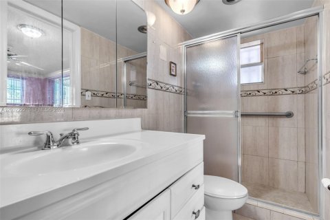 House in Miami, Florida 2 bedrooms, 137.59 sq.m. № 2066180 - photo 12