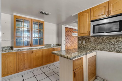 House in Miami, Florida 2 bedrooms, 137.59 sq.m. № 2066180 - photo 19