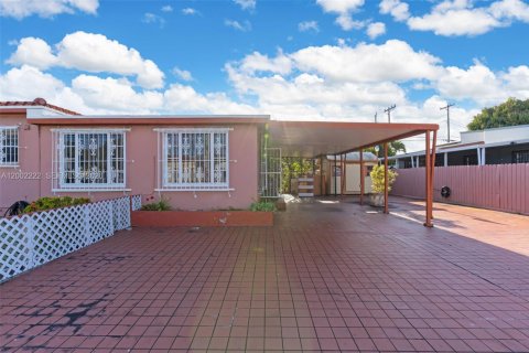House in Miami, Florida 2 bedrooms, 137.59 sq.m. № 2066180 - photo 20