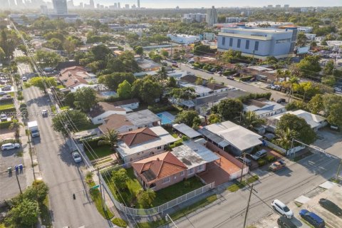 House in Miami, Florida 2 bedrooms, 137.59 sq.m. № 2066180 - photo 26