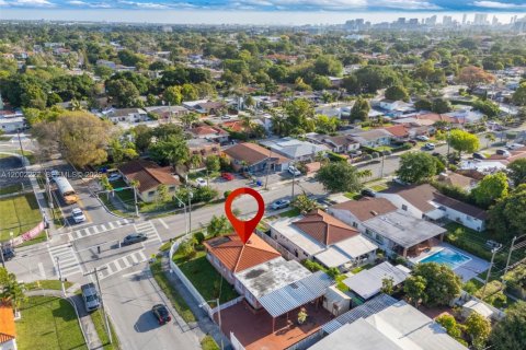 House in Miami, Florida 2 bedrooms, 137.59 sq.m. № 2066180 - photo 29